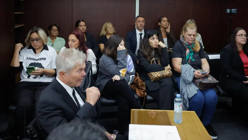Las hijas del astro, Dalma, Gianinna y Jana Maradona, junto con Verónica Ojeda, asistieron al tribunal en un ambiente más distendido, aunque la audiencia no estuvo exenta de momentos tensos. Las hijas del astro, Dalma, Gianinna y Jana Maradona, junto con Verónica Ojeda, asistieron al tribunal en un ambiente más distendido, aunque la audiencia no estuvo exenta de momentos tensos.