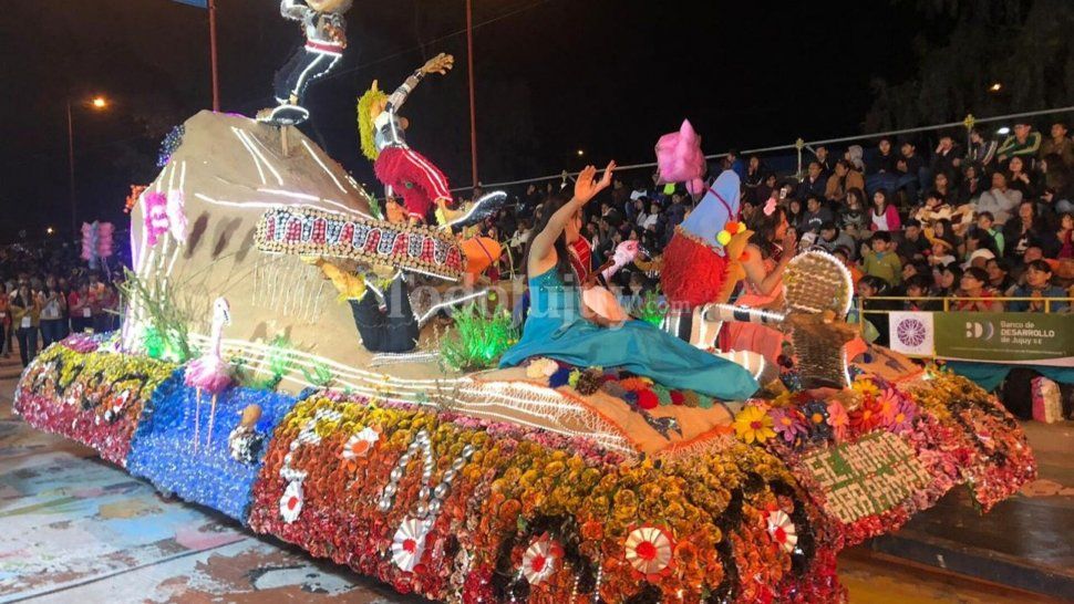 el color y la alegria de los estudiantes jujenos hizo vibrar el tercer desfile de carrozas