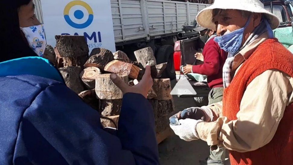 reparten 1.500 toneladas de lena a adultos mayores en la quiaca