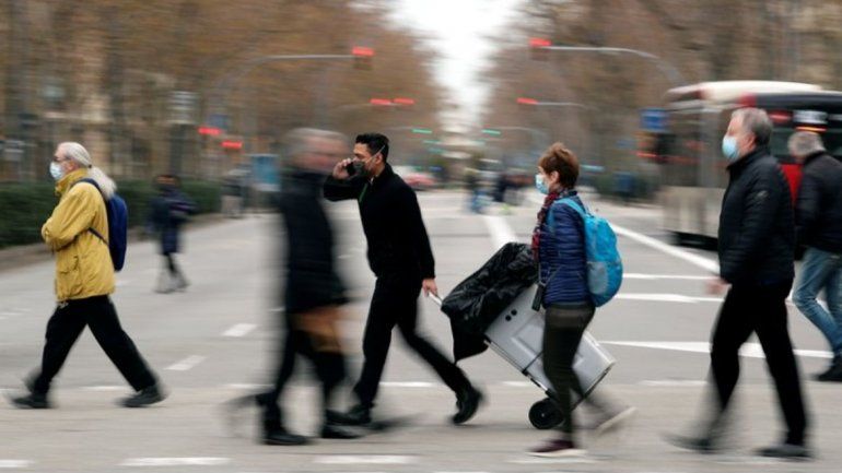 Todos los estudios e investigaciones de brotes de covid-19 indican que la mayoría de las transmisiones son entre personas y no por superficies. /Foto: REUTERS  