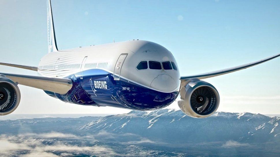 Un gigantesco ovni aterrorizó a los pasajeros de un avión y se abrió la polémica