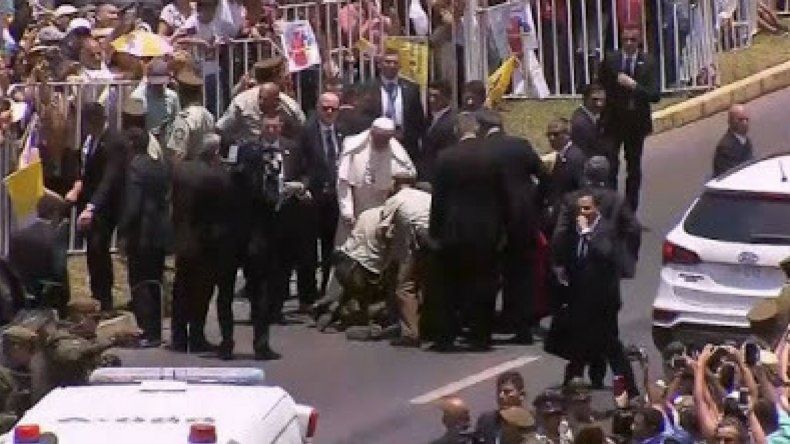 Francisco paró el papamóvil para ayudar a una carabinera que se cayó del caballo