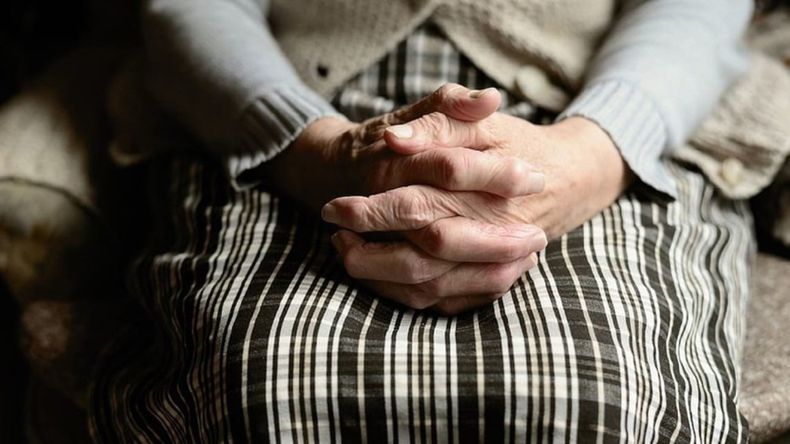 Investigan si una mujer de 81 años vive en condición de abandono (Foto ilustrativa)