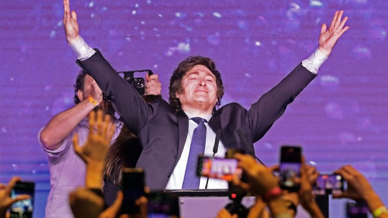 Tras la victoria, Milei aseguró que se tomará “algo de tiempo” para definir los nuevos nombres del Gabinete. Tras la victoria, Milei aseguró que se tomará “algo de tiempo” para definir los nuevos nombres del Gabinete.