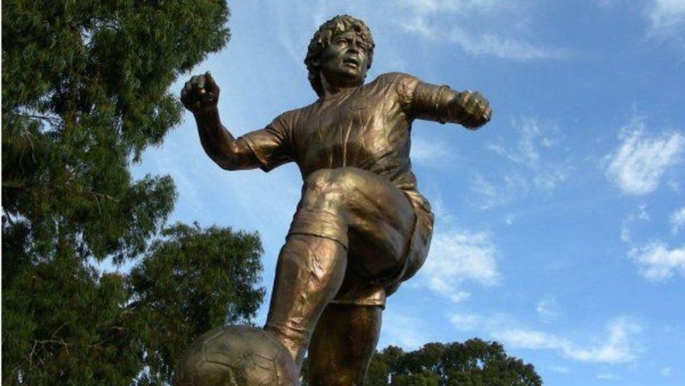 Una Estatua De Maradona En El Aeropuerto De Ezeiza