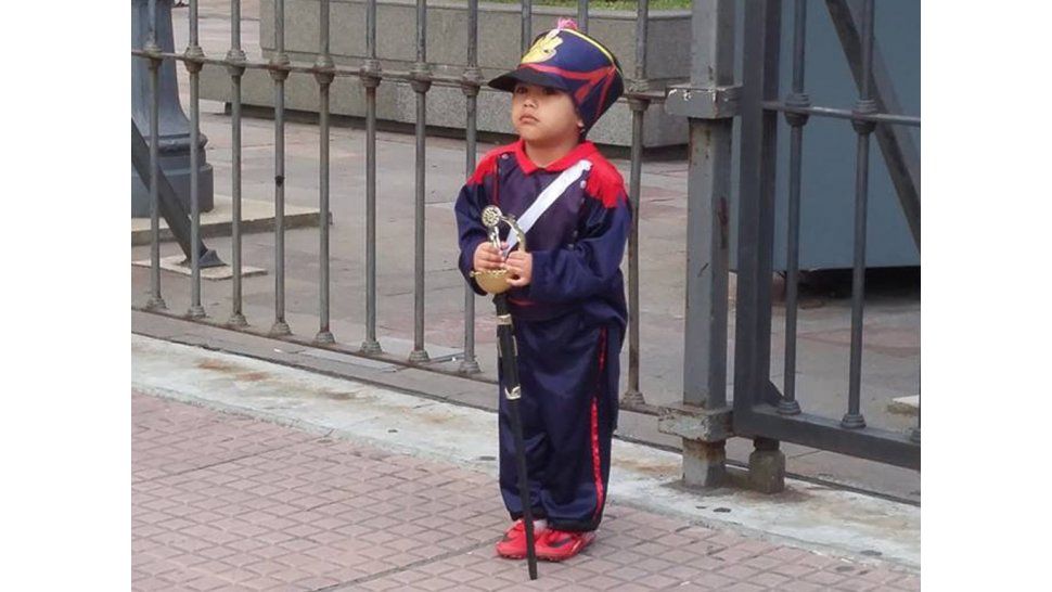 La historia de Mateo, el granaderito de 2 años que enterneció a todos