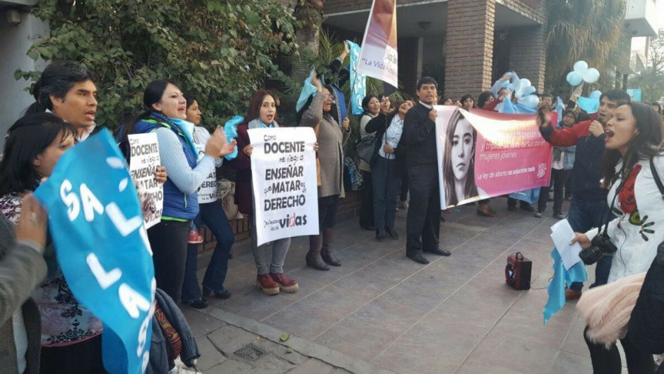 Docentes hicieron una movida por las dos vidas en el Ministerio de Educación
