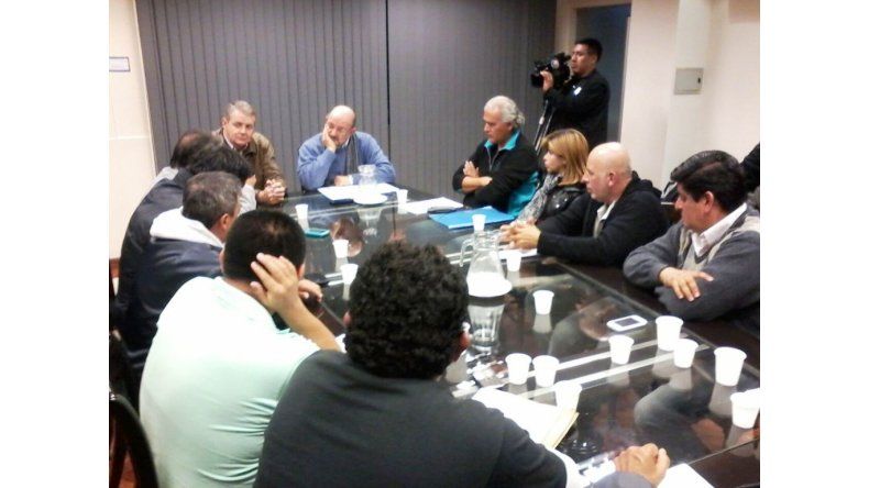 Reunión con remiseros y taxistas