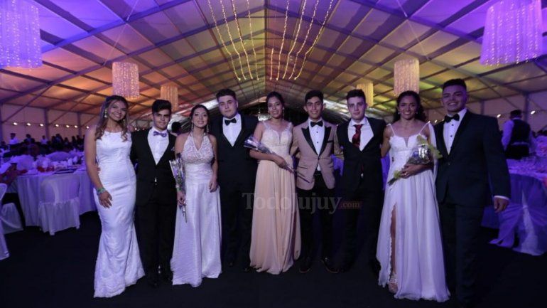Cena Blanca 2021: viral para donar vestidos y trajes