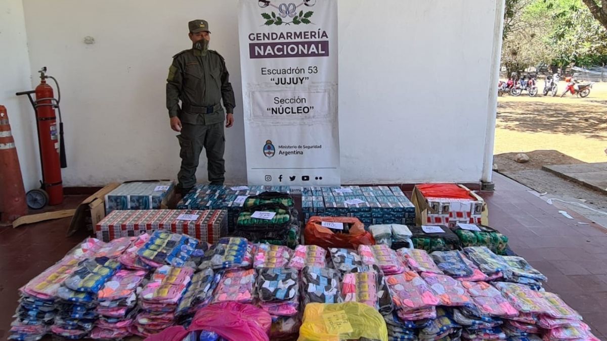 Hojas de coca, cigarrillos y ropa contrabandeadas fueron detectados en Pampa Blanca. /Foto: Prensa Gendarmería
