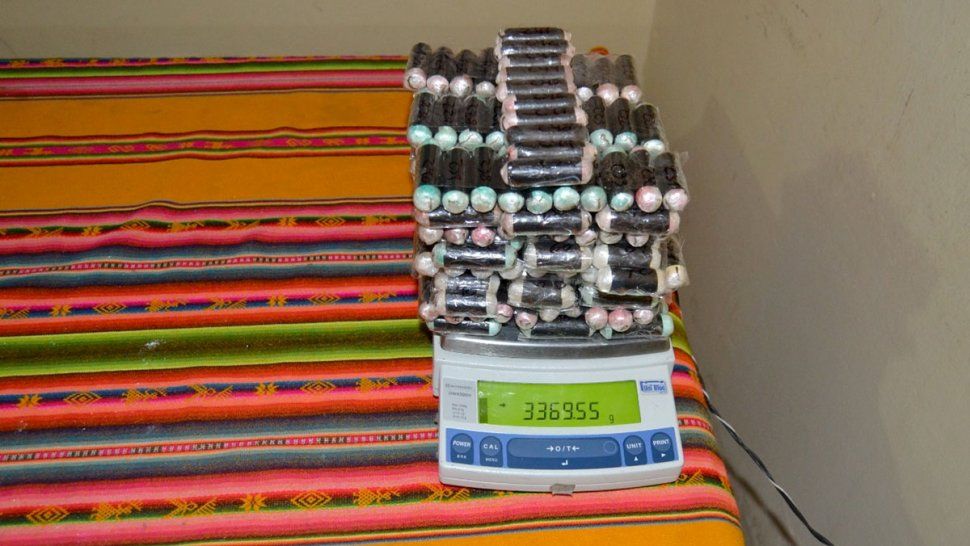 un remis con pasajeros llevaba 250 capsulas de cocaina entre el equipaje
