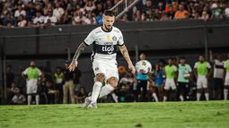 El exdelantero de Boca fue internado en Paraguay por dengue.