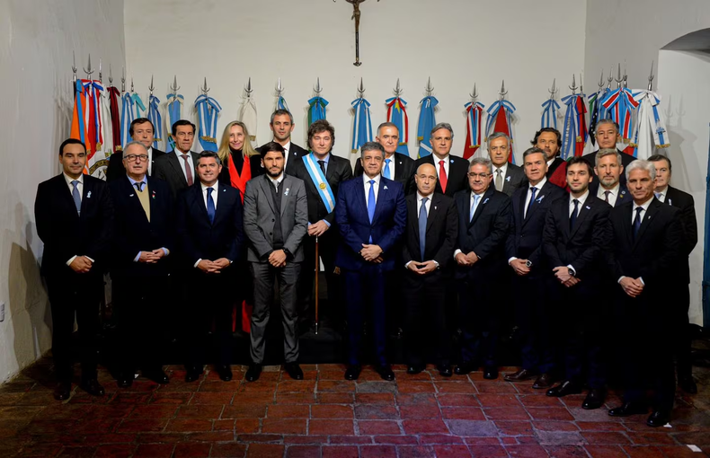 Gobernadores y dirigentes de la oposición reaccionaron a la derrota de LLA y cuestionaron a Milei: 