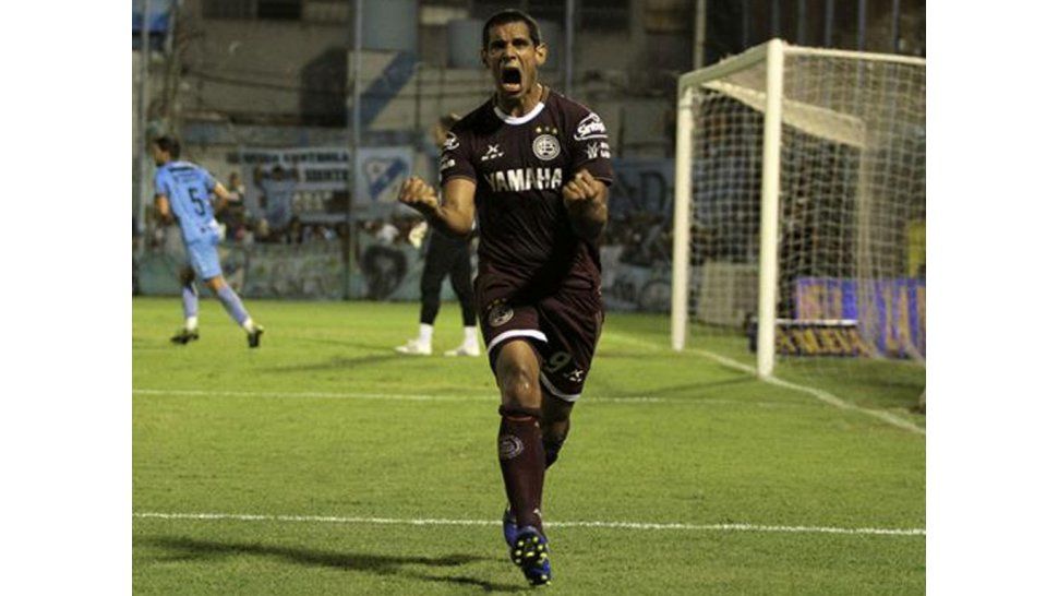 "Pepe" Sand marcando el único gol del en