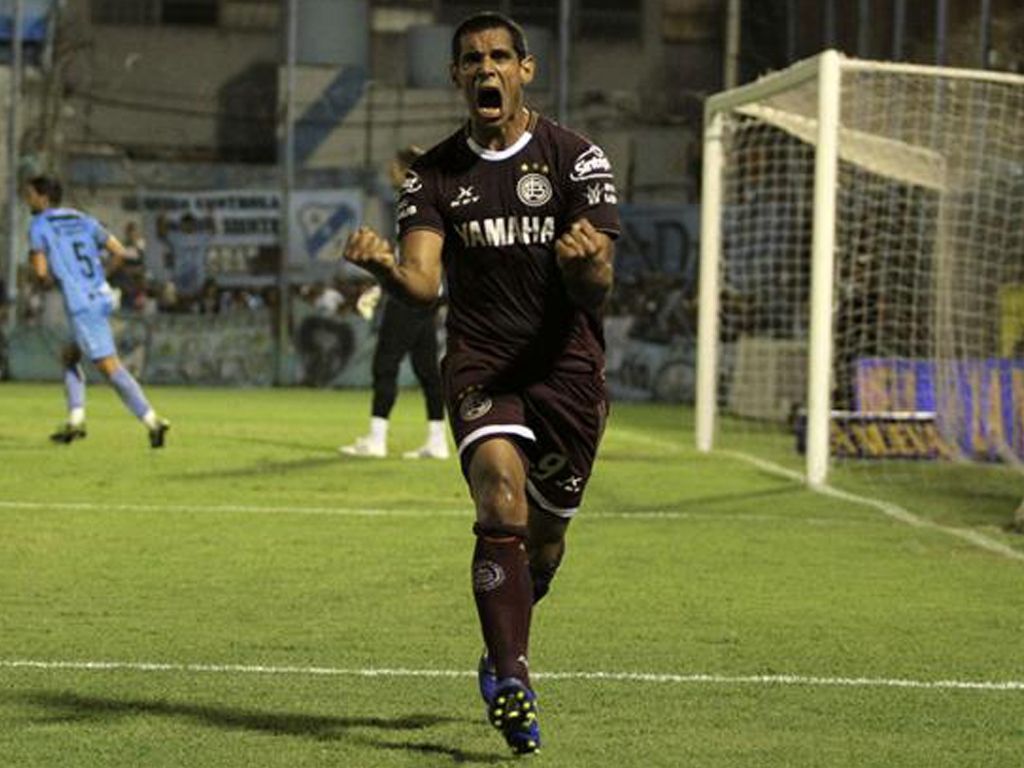 "Pepe" Sand marcando el único gol del en