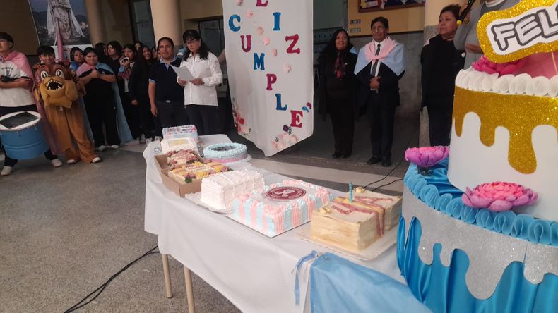 El tradicional Colegio del Huerto celebró sus 149 años con estudiantes, docentes y familias. Un banderazo llevó el festejo hasta Plaza Belgrano.