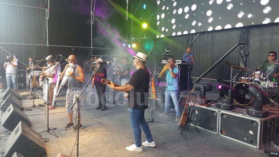 Los Tekis a puro carnaval deleitaron al público