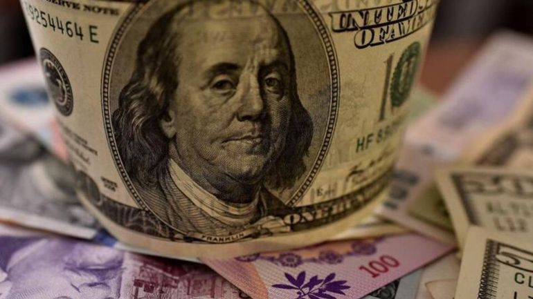 El dólar cierra el año en $210.