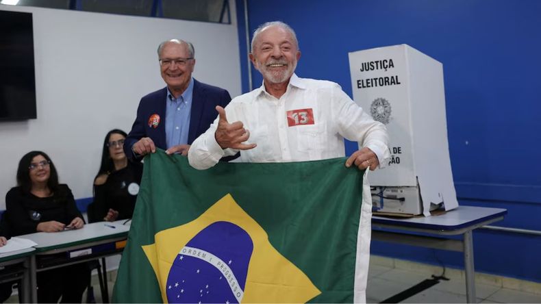 El voto de Lula da Silva en San Pablo (REUTERS/Amanda Perobelli). El voto de Lula da Silva en San Pablo (REUTERS/Amanda Perobelli).