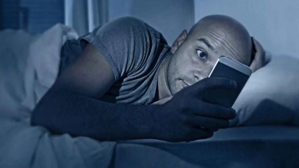 Por qué no es recomendable mirar el celular en la oscuridad o antes de dormir