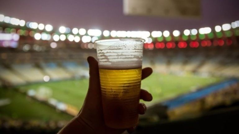 El Gobierno de Qatar prohibió la venta de cerveza adentro y en los alrededores de los estadios donde se jugarán los partidos del Mundial. 