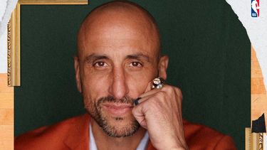 Manu Ginóbili recibió el saco naranja del Salón de la Fama.