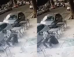 Le cayó una ventana mientras tomaba café