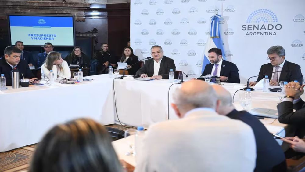 Reunión de la comisión de Presupuesto y Hacienda en el salón Azul del Senado de la Nación.