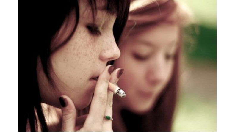 Adolescentes fumando