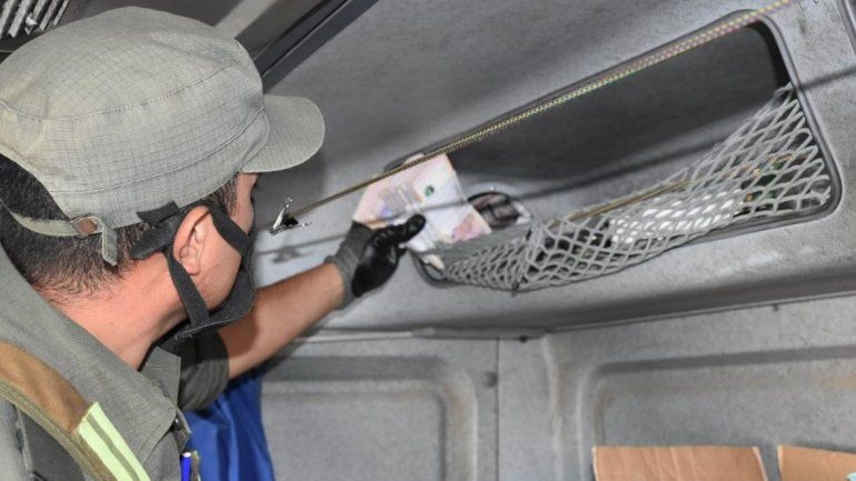 D&oacute;lares y pesos ocultos en el cami&oacute;n. Foto: Gendarmer&iacute;a Nacional