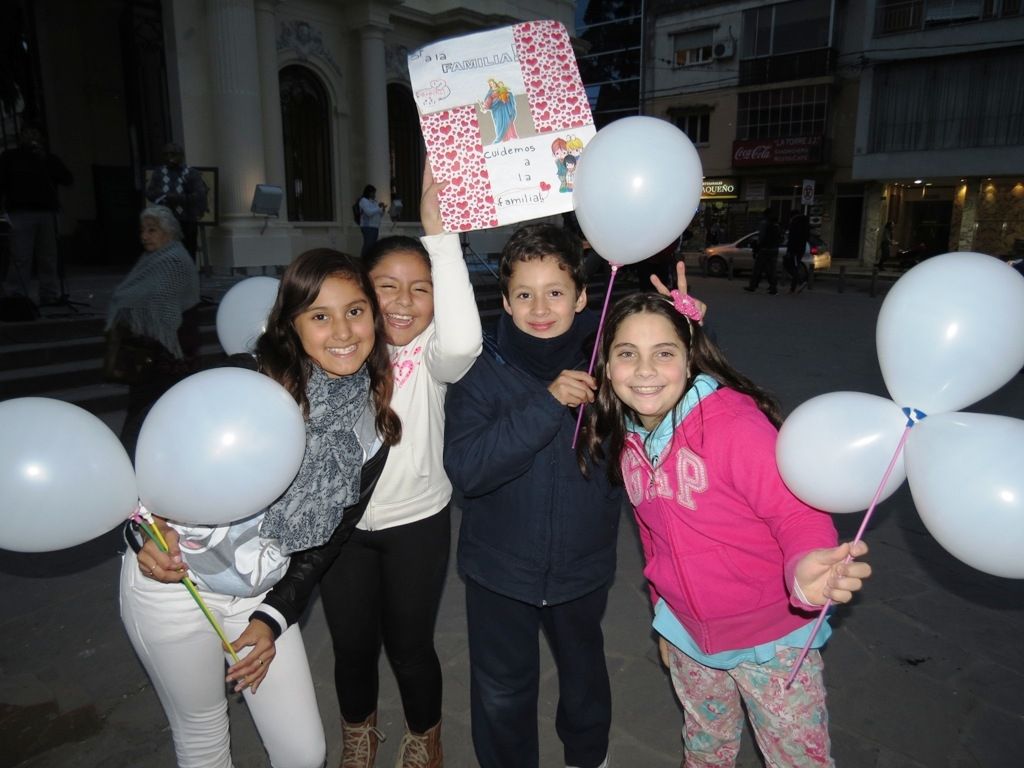 Niños en la movdida Por la VIda