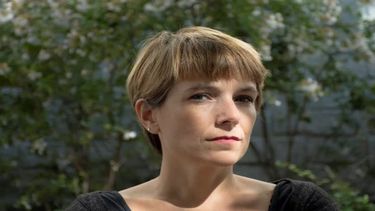 Leticia Martin nació en Buenos Aires, y se desempeña como escritora de narrativa, poesía y análisis cultural.