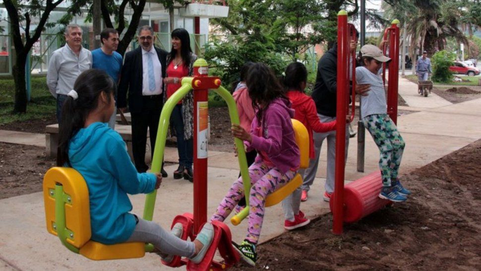 Inauguraron un nuevo gimnasio urbano en el parque San Martín