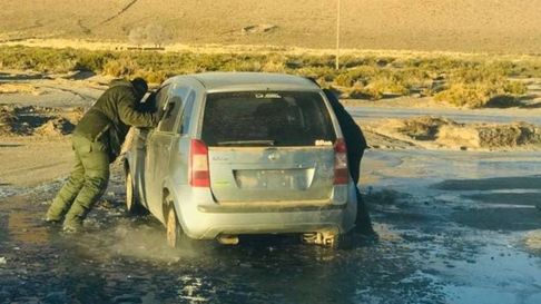 Todo Jujuy | auto atrapado rio miraflores.jpg