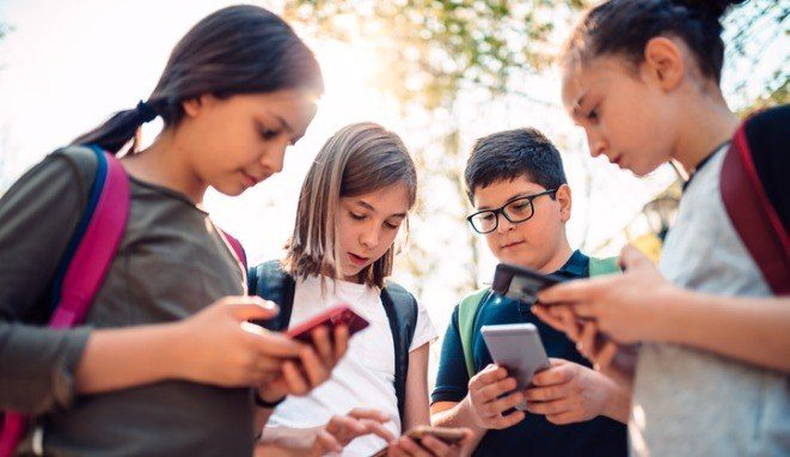 chicos jovenes estudiantes usando redes