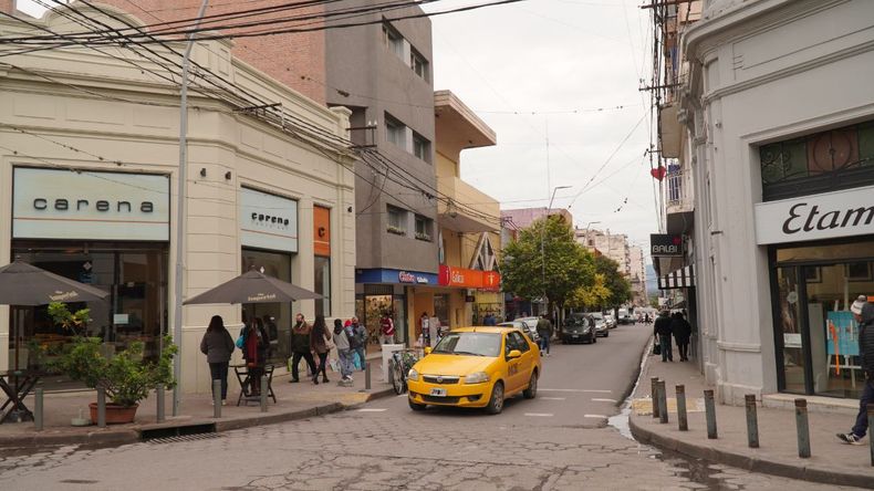 Comercios atenderan en horario especial este viernes por el partido de Argentina.