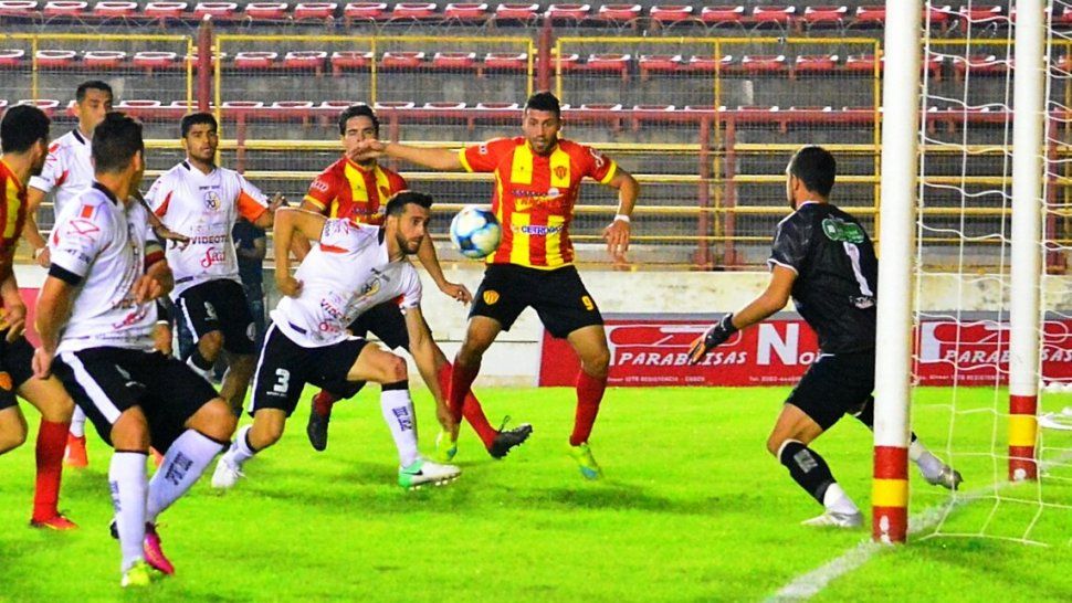 Aburrido empate en cero entre Altos Hornos Zapla y Sarmiento