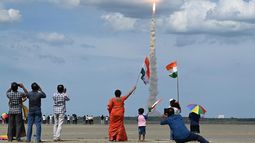 India lanzó este viernes un cohete&nbsp;que lleva un vehículo de&nbsp;exploración espacial no tripulado a la Luna.