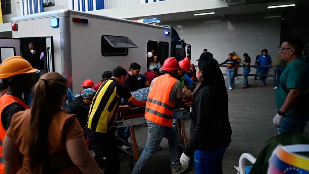 Rescatados sin sus padres, niños llegan solos a los hospitales en Caracas.