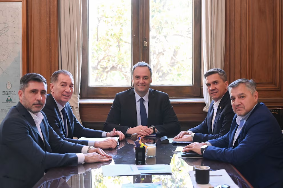 Con el&nbsp;Presupuesto 2026&nbsp;como objetivo, el jefe de Gabinete,&nbsp;Manuel Adorni, y el ministro del Interior,&nbsp;Diego “El Colo” Santilli&nbsp;recibieron esta mañana en Casa Rosada a&nbsp;Leandro Zdero,&nbsp;el gobernador de Chaco, y a&nbsp;Alberto Weretilneck, de Río Negro, en el marco de las visitas de este lunes. El primer aliado electoral de&nbsp;La Libertad Avanza (LLA)&nbsp;visitó las oficinas ubicadas en el Ministerio del Interior, pero que utiliza el Jefe de Gabinete a las 9.15, con el objetivo de sumar voluntades legislativas al oficialismo.