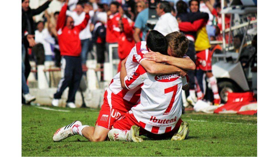 Unión vuelve a primera
