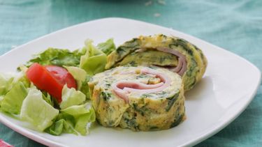 Pastel frío de jamón y queso con huevo y espinacas, una receta fácil y alta en proteína para las cenas de verano.