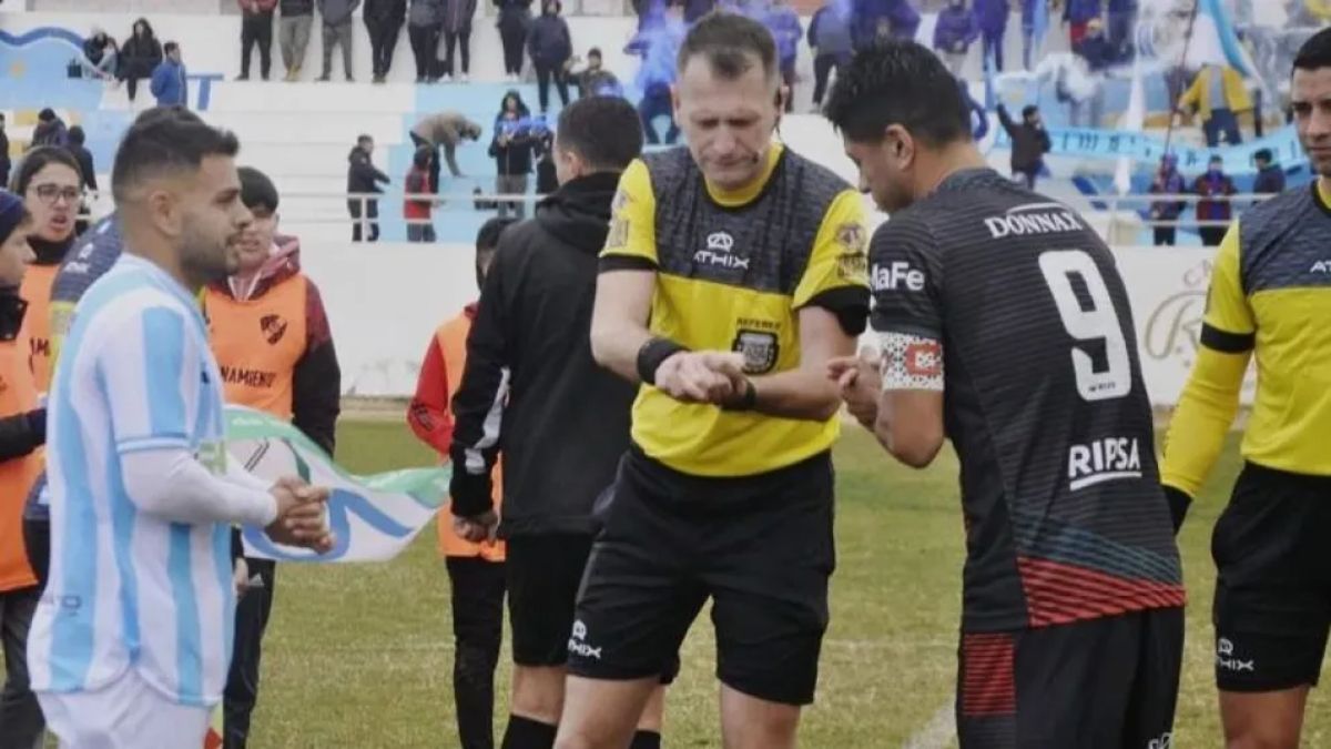 Un árbitro denunció que le robaron US$1500 del vestuario: dura sanción en el Ascenso. &nbsp;