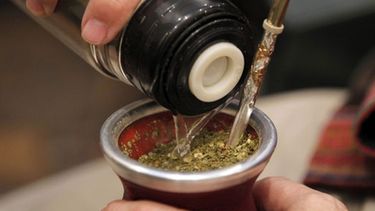 El francés adoptó el mate como su fiel compañero en el trabajo, pero debe tomar recaudos para poder tomarlo.
