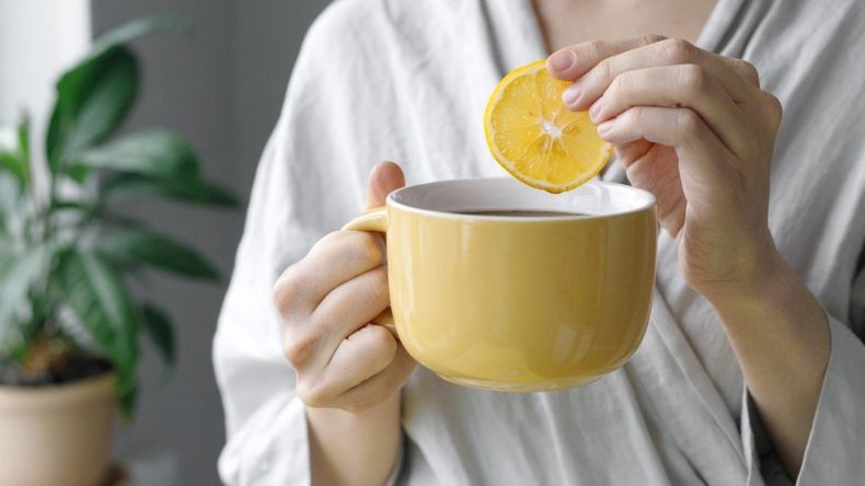 No hay evidencia de que el café ayude a aumentar el gasto metabólico de reposo como para hacer bajar de peso, indican los especialistas consultados.