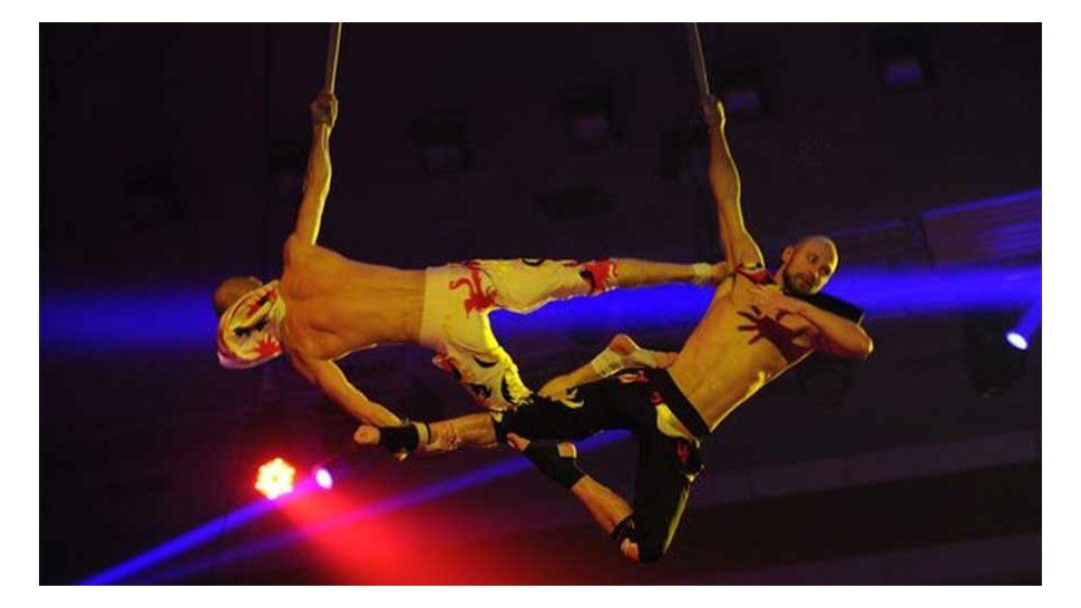 Estremecedor momento cuando un acróbata de circo cae al vacío en un truco fallido