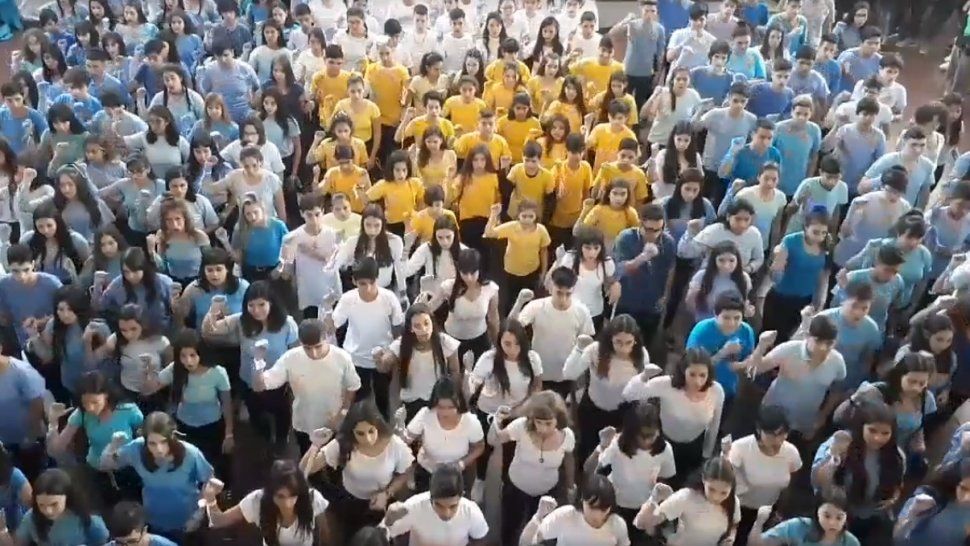 Emoción e inclusión en la escuela: alumnos interpretaron el Himno con Lengua de Señas