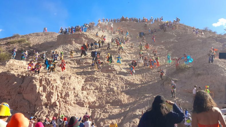 Uquía: un año más brillando con la bajada de diablos en carnaval