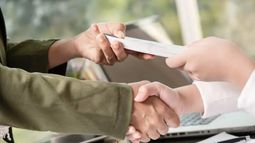 El préstamo se deposita directamente en la tarjeta de crédito del empleado a través de la entidad bancaria emisora.