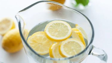 Cuáles son los riesgos de tomar agua con limón en ayunas. &nbsp;